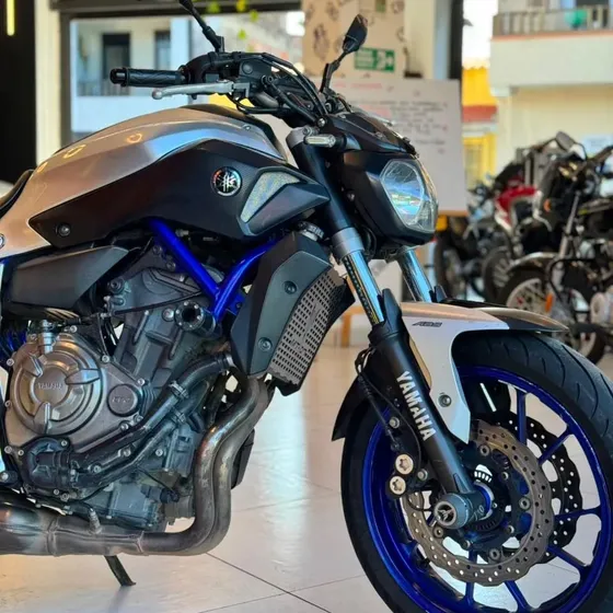 Yamaha Mt 07 Plateada
