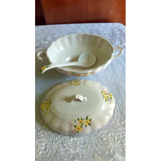 Sopera En Cerámica Con Tapa Beis  Y Cucharon .oferta