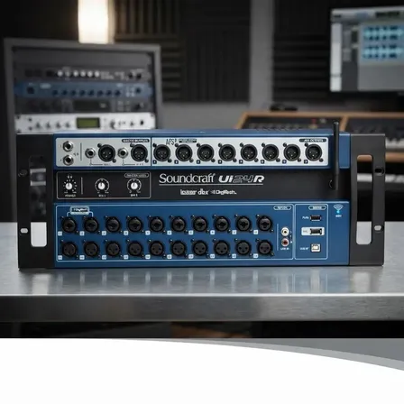 Mesa De Som Digital Soundcraft Ui24R 24 Canais Rack Profissional