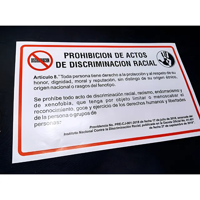 Aviso En Pvc Prohibido Discriminación Racial 40cm X 25cm