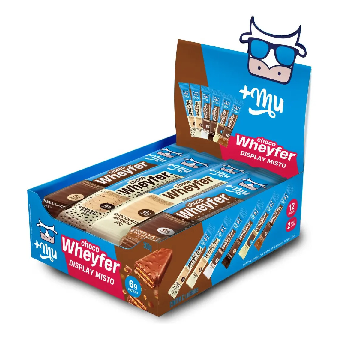 Display de papelão aberto contendo 12 unidades de wafers proteicos Chocowheyfer da marca +Mu em sabores mistos, com ilustração de uma vaca de óculos escuros no topo.