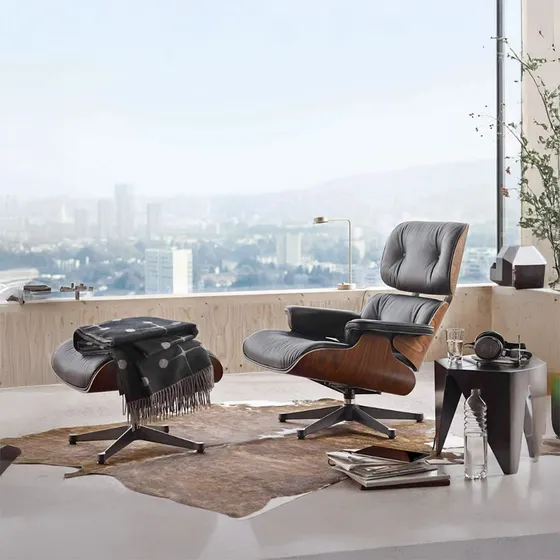 Sillón Eames Miller Con Ottomano Tapizado Ecocuero Negro Madera Oscura Ballsellings
