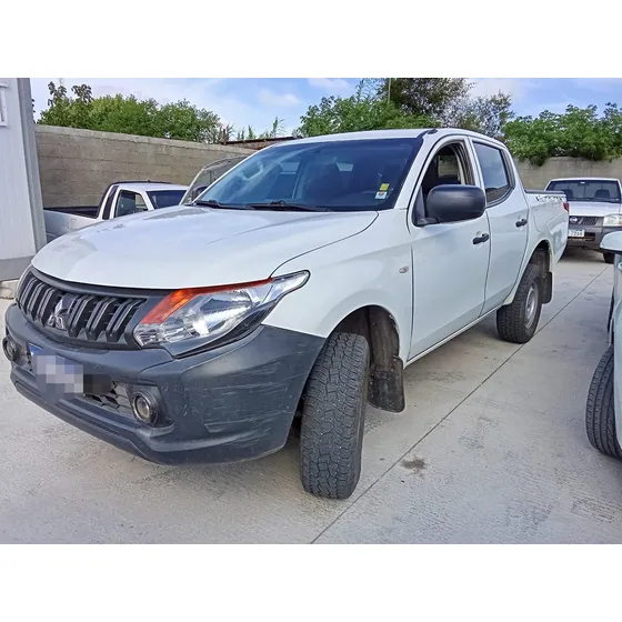 Mitsubishi L200 2.4 Cab Dob 4x4 2abag Abs Espejos Pr.caja