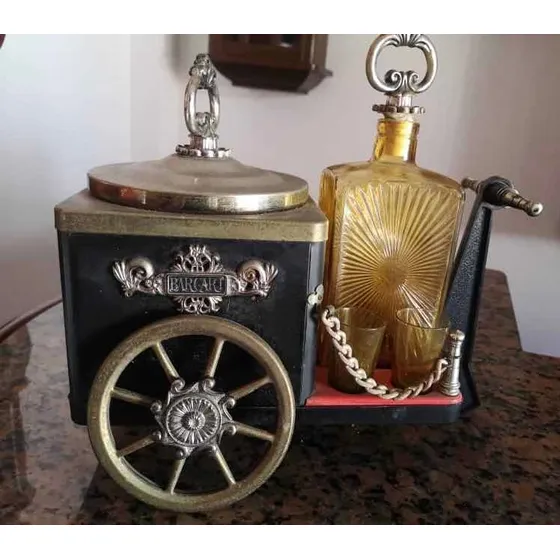 Carreta Musical Con Botella, Hielera Y Seis Vasos Para Licor