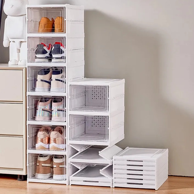 Sapateira dobrável de plástico branco com 6 prateleiras transparentes empilhadas, contendo diversos pares de tênis e sapatos, com unidades extras dobradas ao lado.