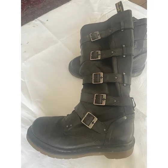 Bota Dr. Martens Com Tiras/ Fivelas Para Fechamento