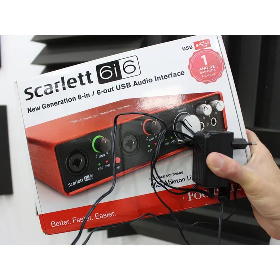 Interface De Áudio Focusrite Scarlett 6i6 Placa De Som Usb