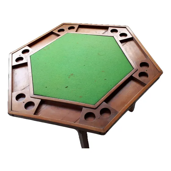 Mesa De Madera Usada Para Jugar Dominó O Cartas.