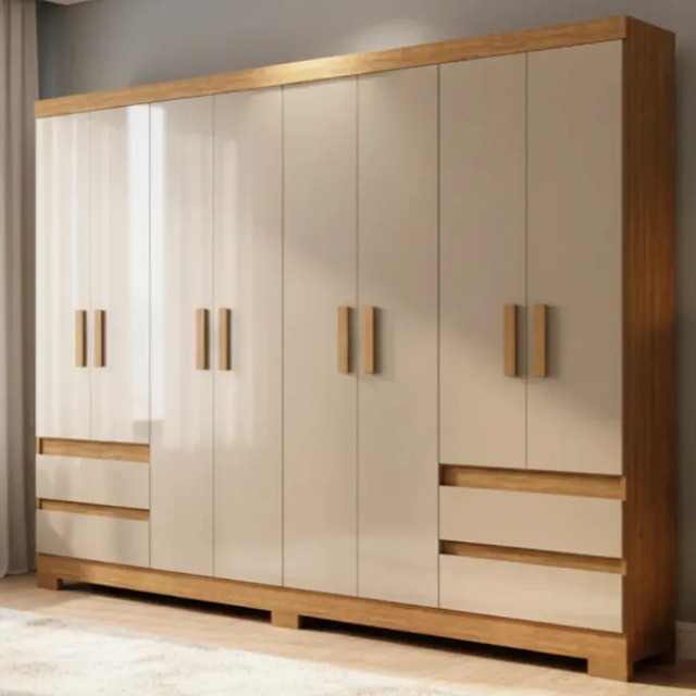Guarda-roupa de casal grande com 8 portas, 4 gavetas e acabamento amadeirado em um quarto com tapete claro