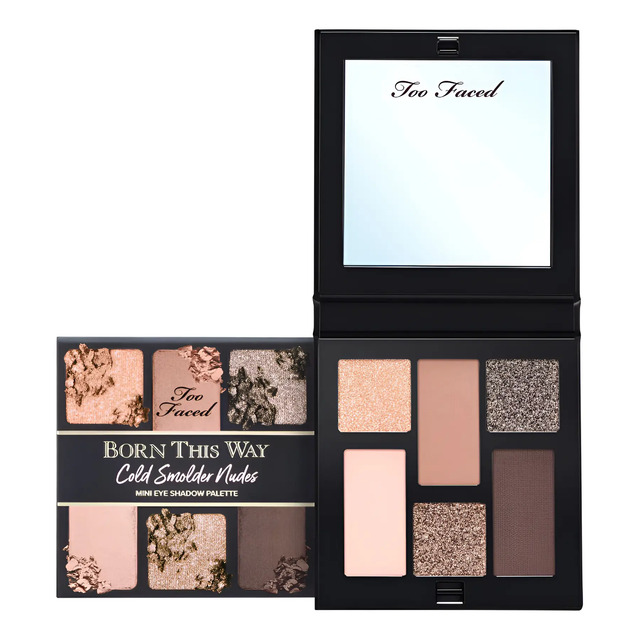 Mini paleta de sombras Too Faced Born This Way Cold Smolder Nudes aberta mostrando seis tons de sombras e espelho, ao lado da embalagem externa fechada.