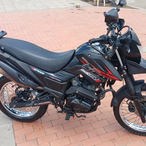 Moto Akt Ttr 200 - 2024. Color Negro. Excelente Estado.