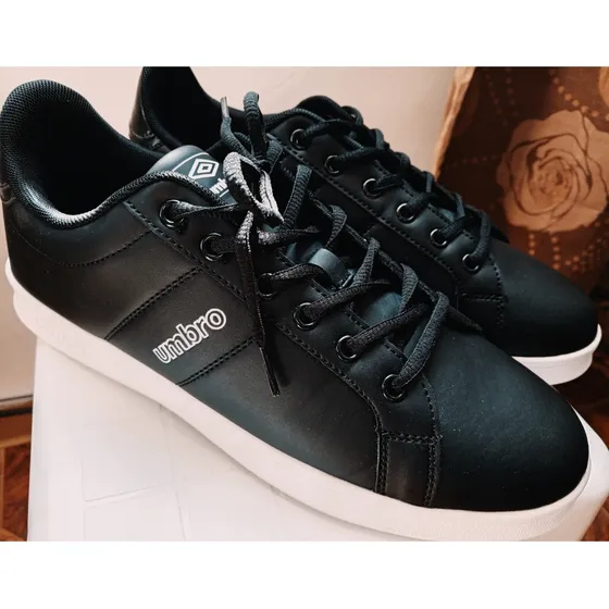 Zapatos Umbro Originales, Talla 44 Nuevos, Color Negro