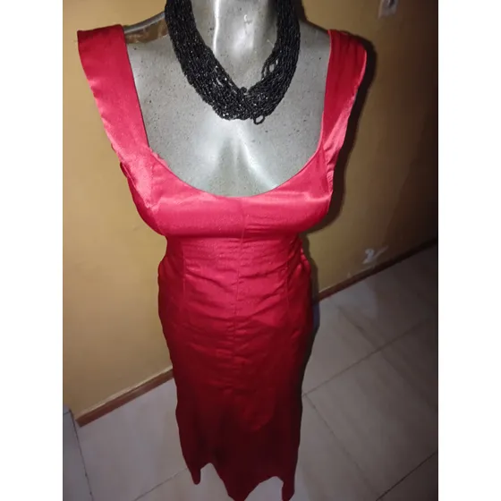 Elegante Vestido De Dama Talla M. En Tela Satinada Roja.