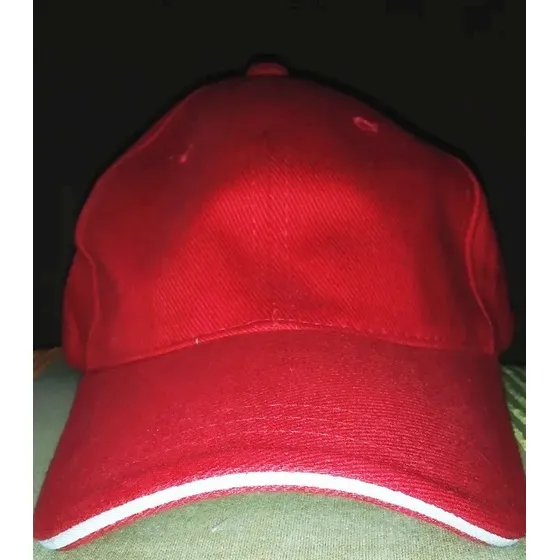 Gorra Algodón Peinado Sandwich Rojo Blanco Broche Metálico
