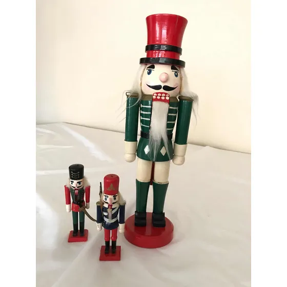 Soldados Cascanueces Navideños, Madera Y Esmalte, Tres (3)