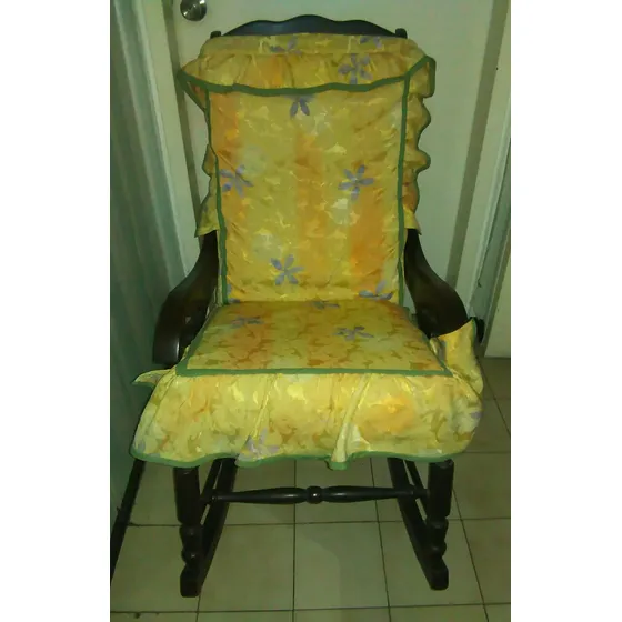 Mecedora Silla De Madera Con Cojine Grande Usada Con Detalle