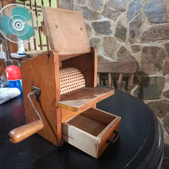 Antiguo Rallador De Queso De Madera