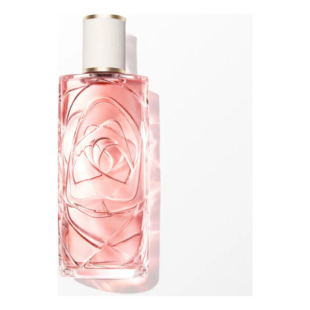Bottle de perfume transparente com líquido rosa e rótulo branco com detalhes dourados
