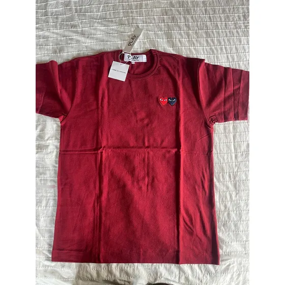 Franela Vinotinto Marca Comme Des Garcons Play