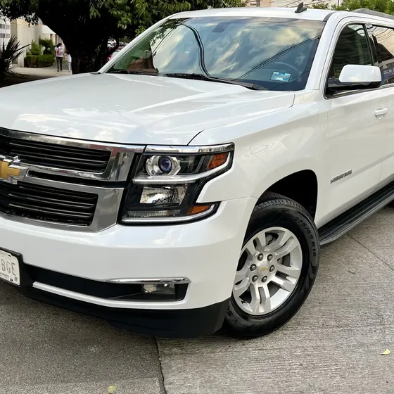 Chevrolet Suburban 2017 5.4 Lt Piel Blanca At