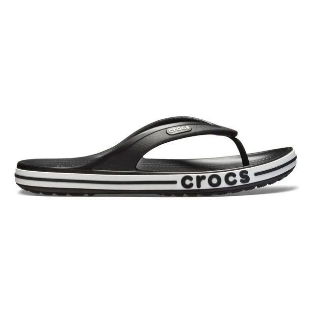 Chinelo de dedo Crocs Bayaband Flip na cor preta com detalhes em branco na lateral e logo da marca