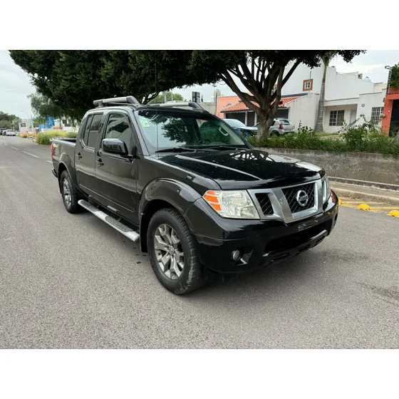 Nissan Np300 2.4 Doble Cabina Lujo Mt