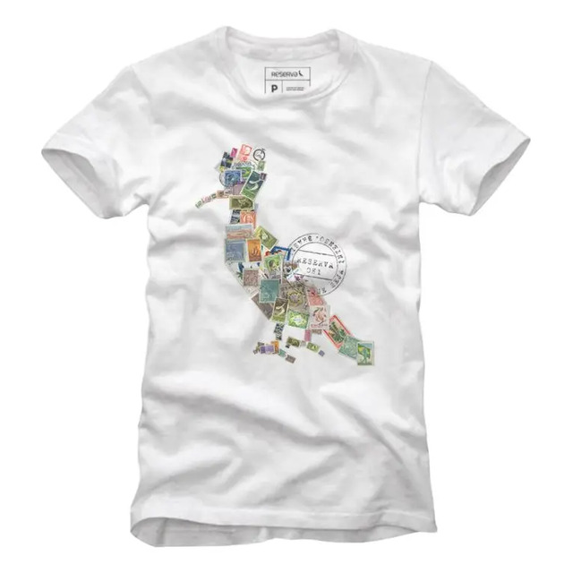 Camiseta branca da marca Reserva com estampa centralizada do Pica-Pau composta por diversos selos postais coloridos