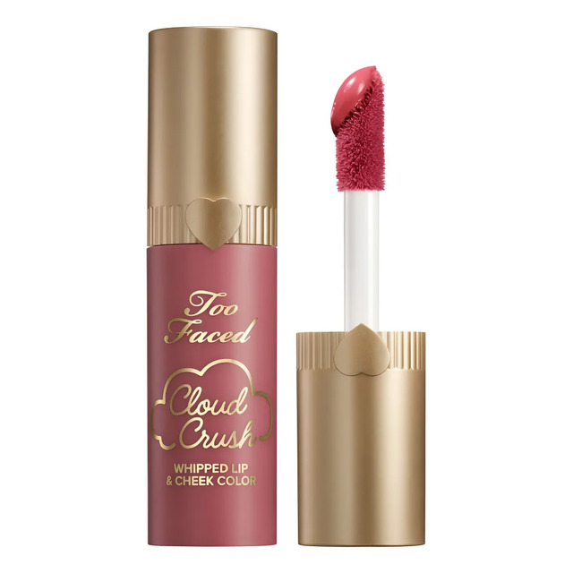 Embalagem do blush líquido Too Faced Cloud Crush na cor Headliner ao lado do aplicador com produto exposto