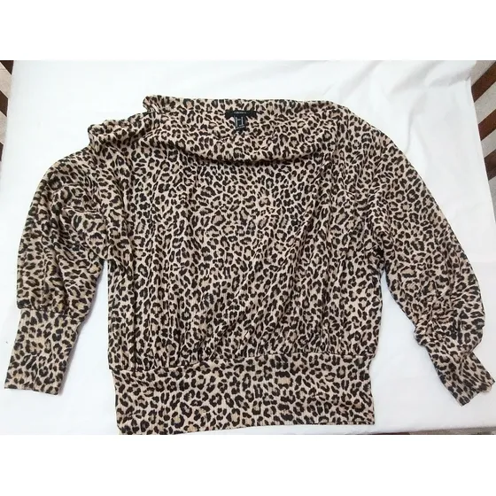 Bella. Blusa De Tela De Tigre Forever 21
