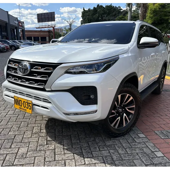 Toyota Fortuner 2023 2.4 Diésel Sr 4x2