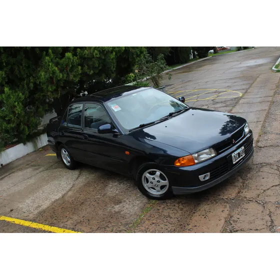 Mitsubishi Lancer 1.5 Sedan