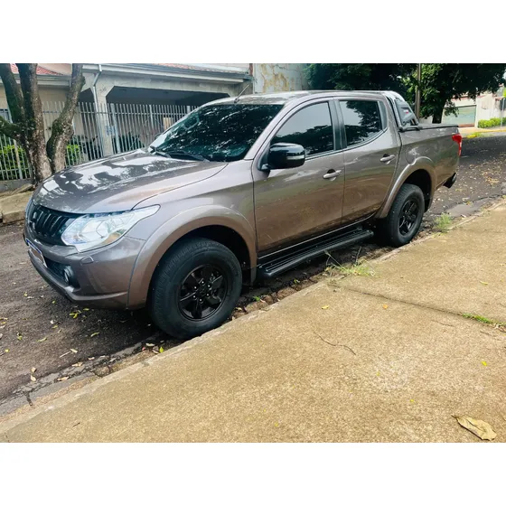 Mitsubishi L200 2.4 Triton Sport Hpe Top Cab. Dupla 4x4 Aut. 4p