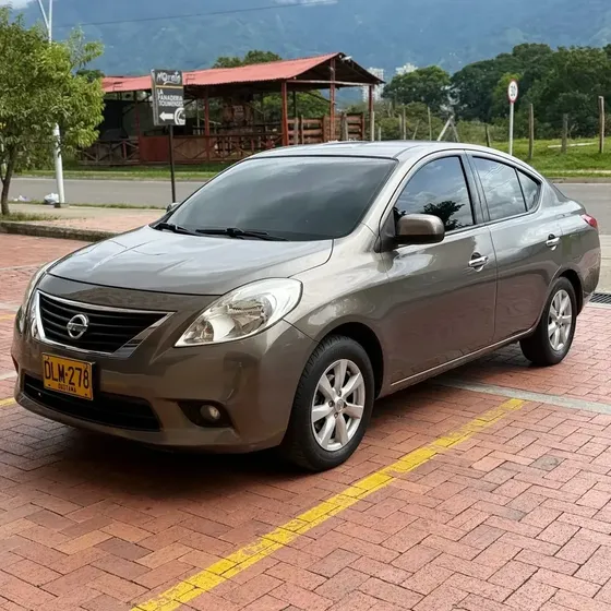 Nissan Versa 2013 1.6 Advance Cvt