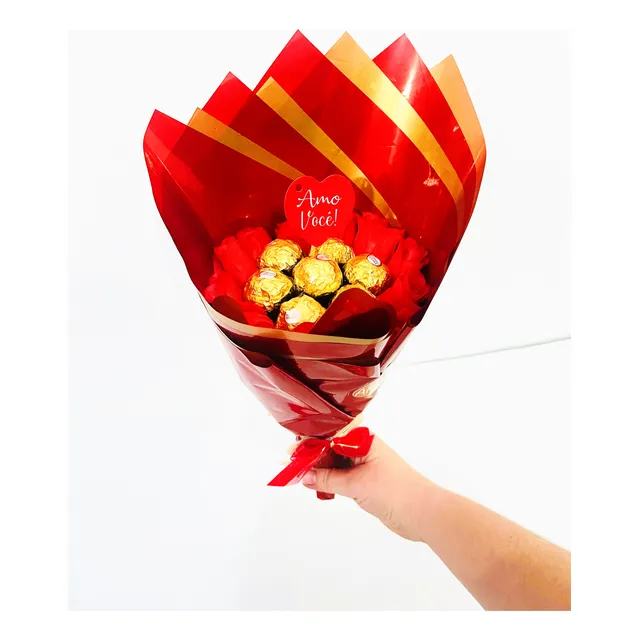 Buque Médio De Chocolate Ferrero Rocher E Rosas Artificiais