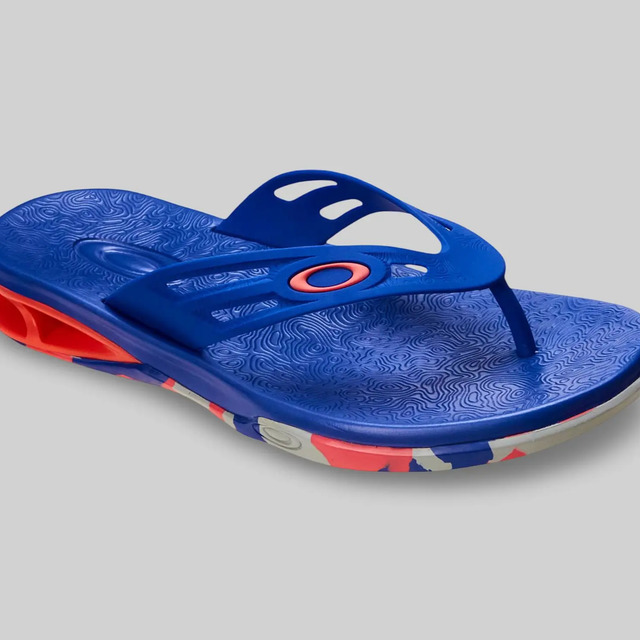 Sandália masculina Oakley Killer Point II Camo na cor azul royal, vista lateral destacando o solado com detalhes em laranja e textura superior.