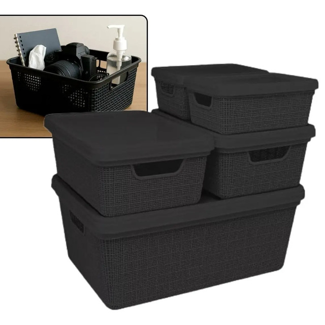 Conjunto de 5 caixas organizadoras pretas com tampa de diferentes tamanhos empilhadas, com detalhe em destaque de um cesto menor contendo itens de escritório e higiene pessoal.