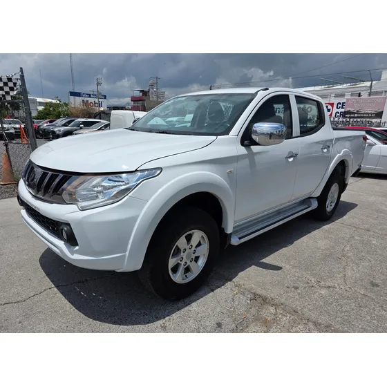 Mitsubishi L200 2.4 Cabina Doble 4x2 Mt