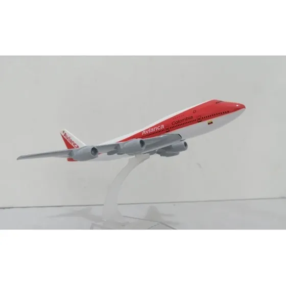 Escala 1 :400//avianca B747//15cms De Largo //metálico