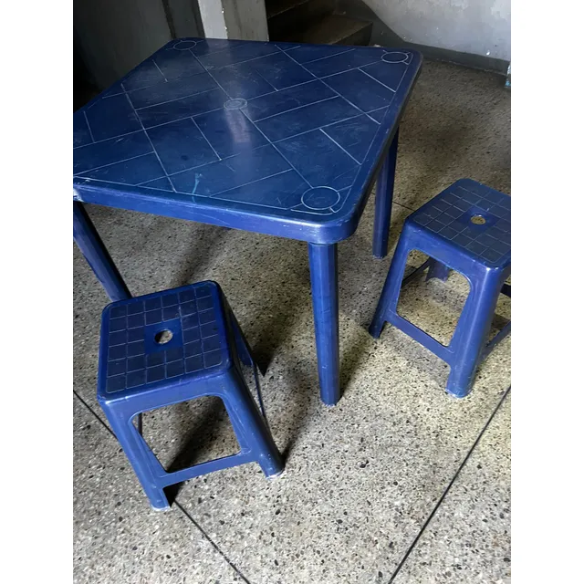 Mesa De Plástico Manaplas Usada Azul Dos Sillas