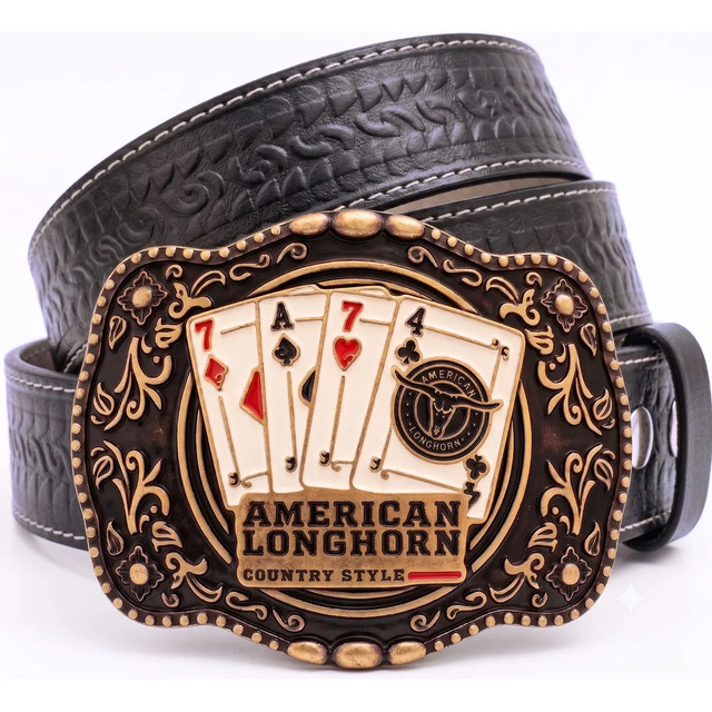 Cinto de couro legítimo preto com entalhes decorativos e fivela metálica grande com estampa de cartas de baralho e a inscrição American Longhorn Country Style
