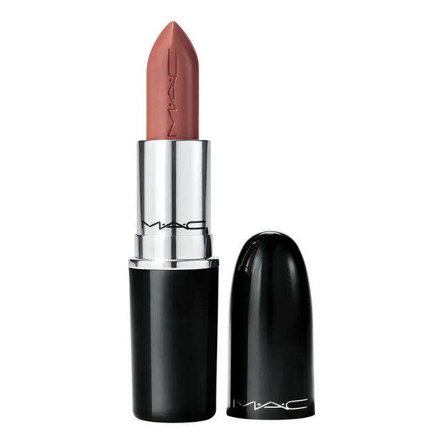 Batom MAC Lustreglass na cor Hug Me com a tampa preta removida ao lado do tubo