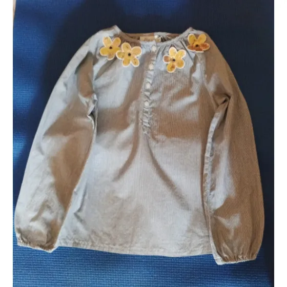 Blusa Niña Gris Con Flores Doradas Poco Uso