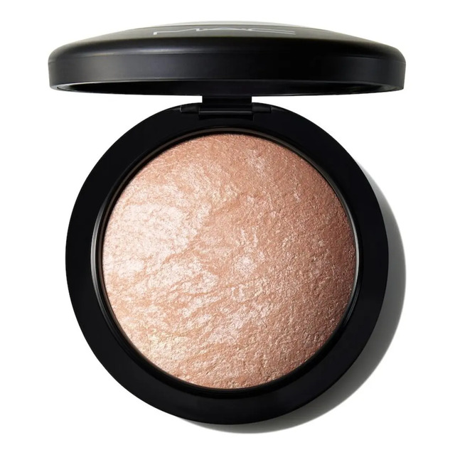 Estojo redondo de pó iluminador MAC Mineralize Skinfinish na cor Soft & Gentle aberto, exibindo o produto com textura marmorizada em tom champagne dourado