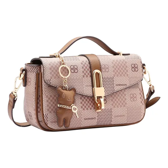 Bolsa Chenson Monograma Com Chaveiro Ursinho Moderna De Luxo Acambamento Dos Ferragens Ouro Cor Natural Cáqui Fashion Correia De Ombro Bege Desenho Do Tecido Listrado