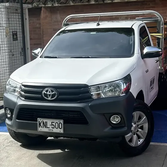 Toyota Hilux 2023 Estacas