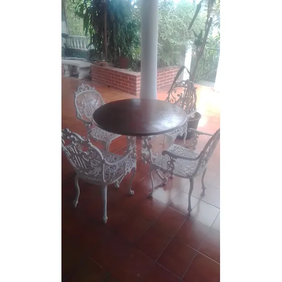 Juego De Jardín Hierro Mesa Y 4 Sillas  Usado Remato 
