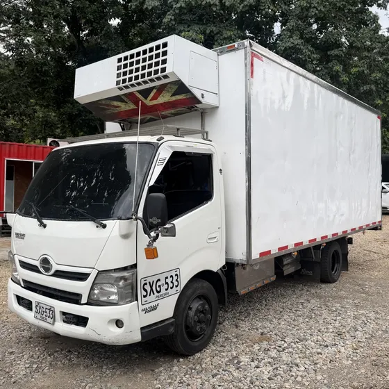 Camion Hino 300 Refrigerado Con Ganchos Y Rieles Carga 6ton