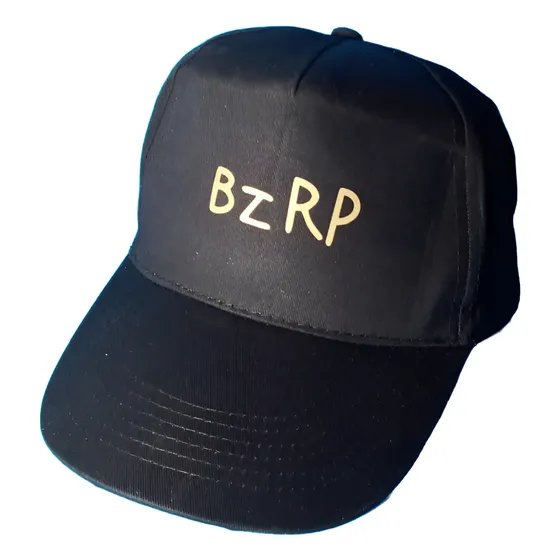 Gorra Bizarrap Con Logo De Bzrp Dorado