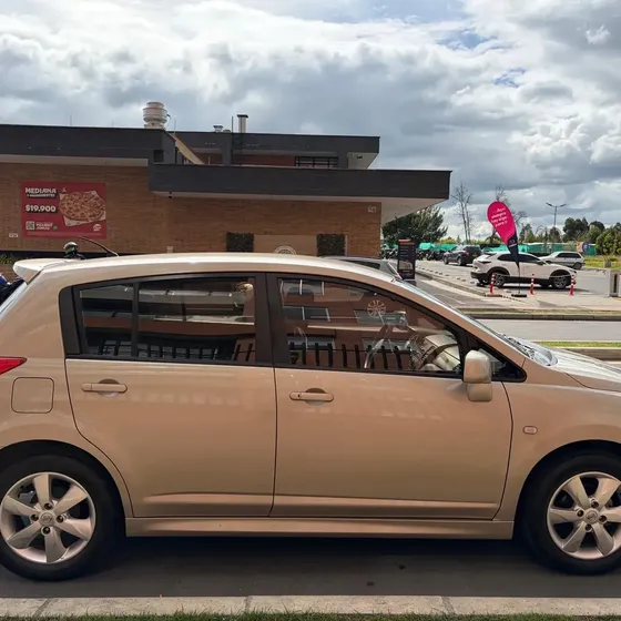 Nissan Tiida Hb 2012 1.8 Premium