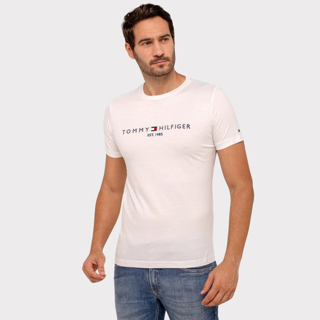 Camiseta Tommy Hilfiger Básica Masculina Logo Peito Est 1985 Camiseta Tommy Hilfiger Básica Masculina Logo Peito Est 1985